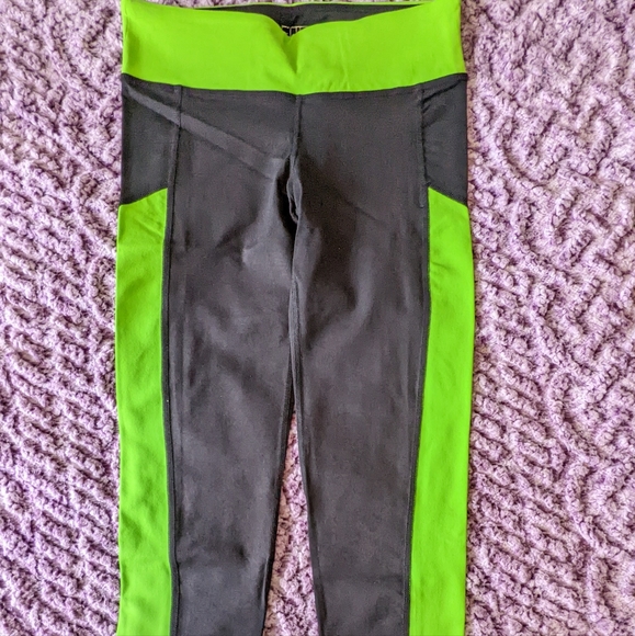 The Chive chivette yoga pants and top set, brand new, green and black, size M - Picture 6 of 7